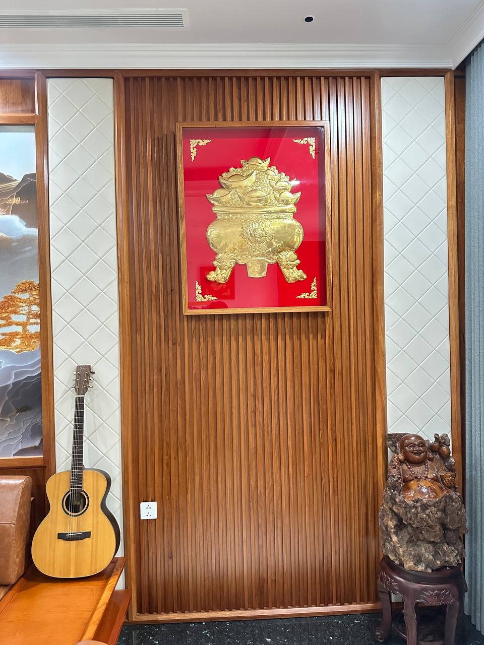 Hoàn thiện và lắp đặt tranh hũ tiền bằng đồng mạ vàng cho khách hàng tại Quận 7