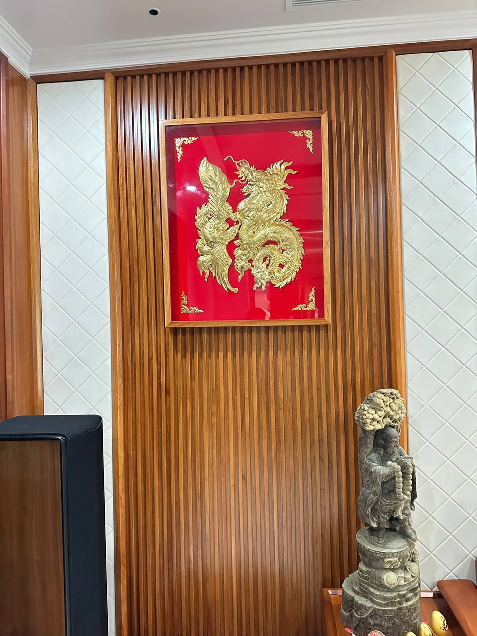 Hoàn thiện và lắp đặt tranh rồng bằng đồng mạ vàng cho khách hàng tại Quận 7