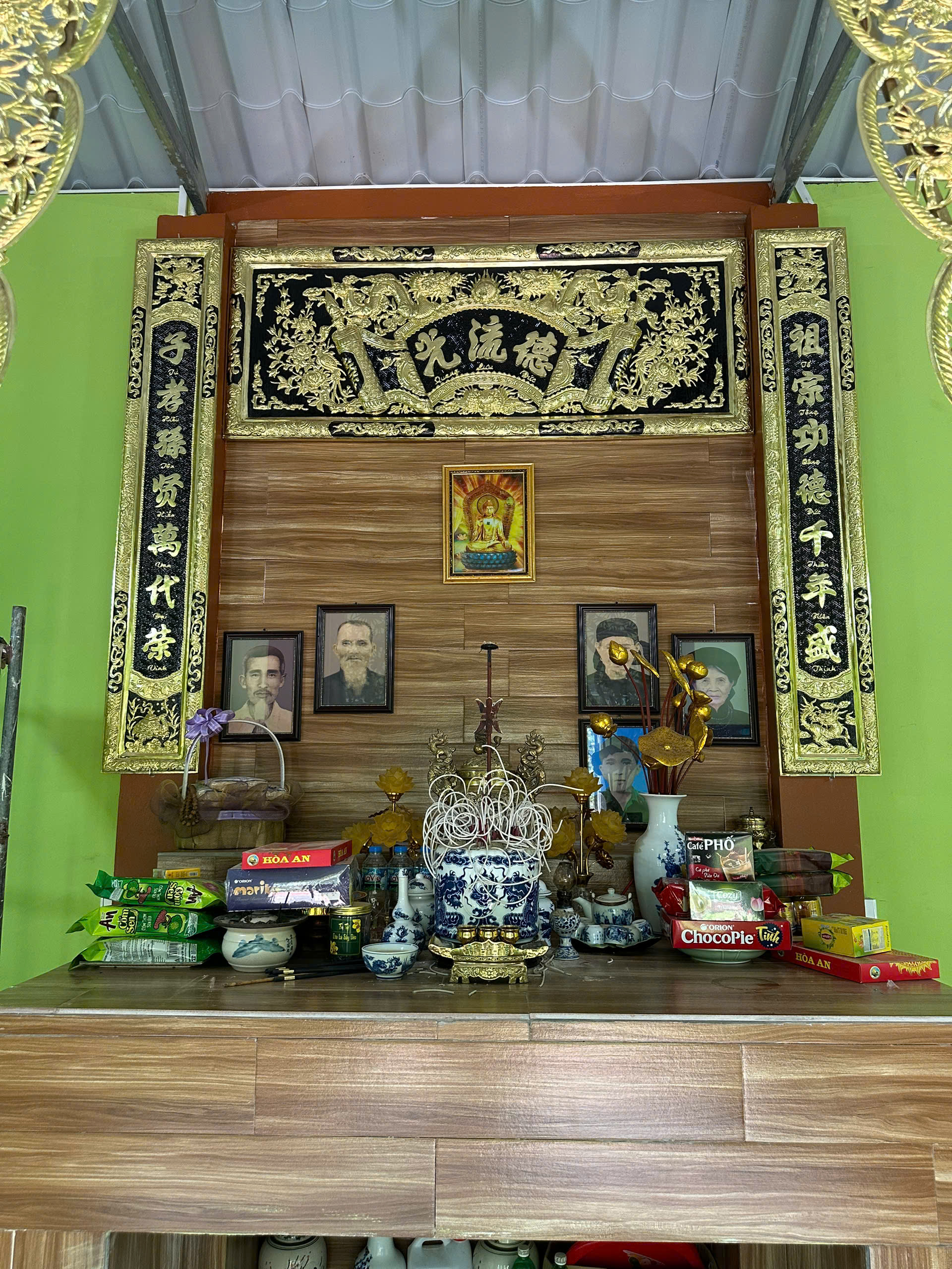 Bộ cuốn thư câu đối được chế tác từ nguyên liệu đồng vàng cao cấp