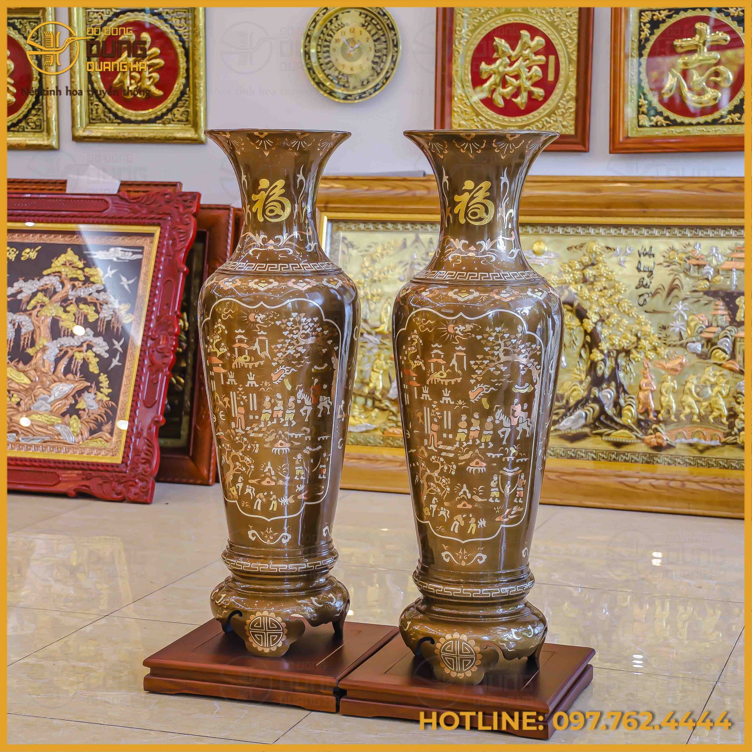 Sản phẩm mang trên mình sắc nâu tạo nên một tổng thể trầm ấm, nhã nhặn và đậm chất cổ kính