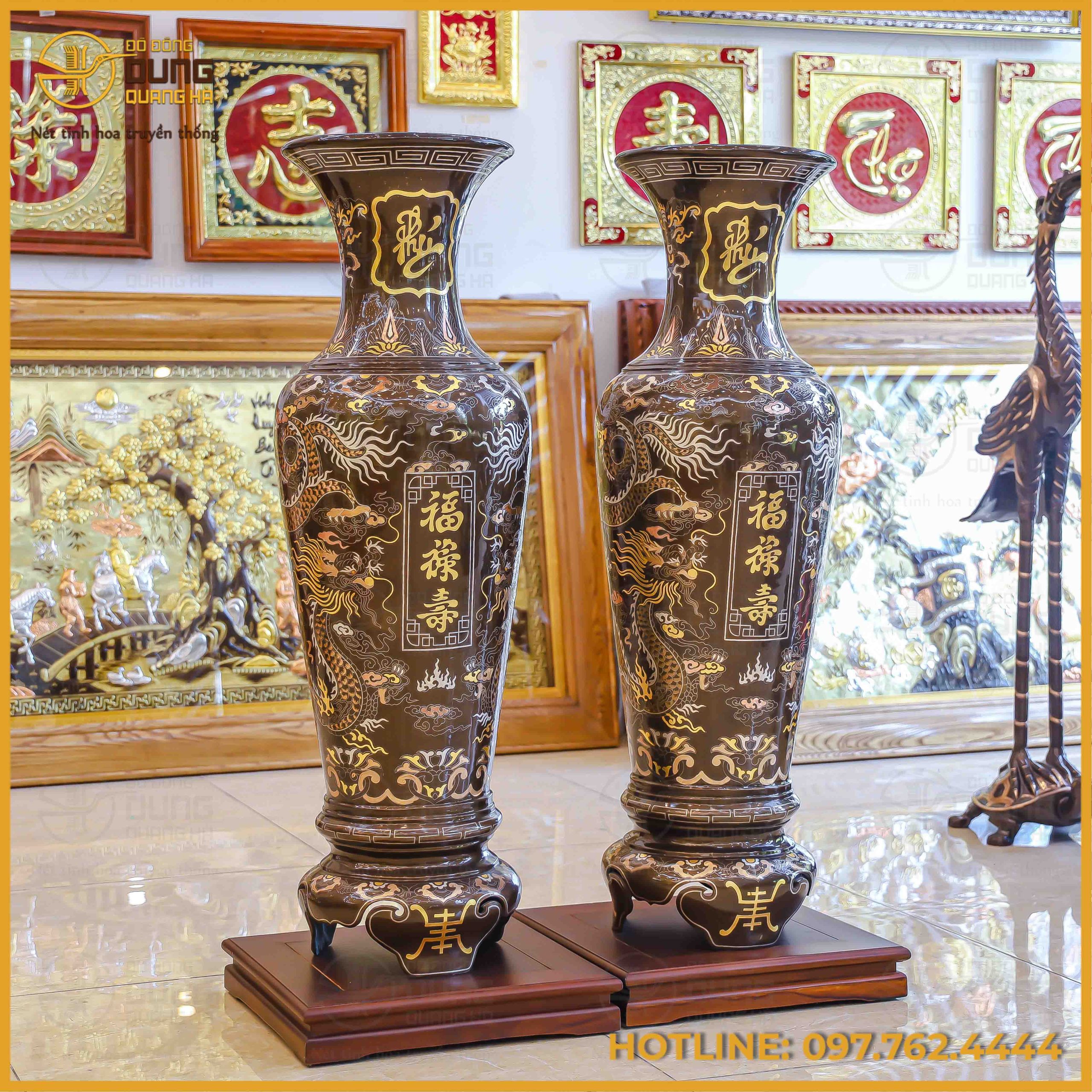 Đôi lọ lộc bình nổi bật với tone màu nâu trầm giả cổ của chất liệu đồng đỏ, mang lại vẻ đẹp vô cùng trang nghiêm và sang trọng