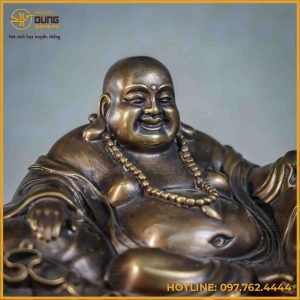 Tượng Phật Di Lặc bằng đồng vàng hun kích thước cao 15cm, ngang 27cm, sâu 16cm