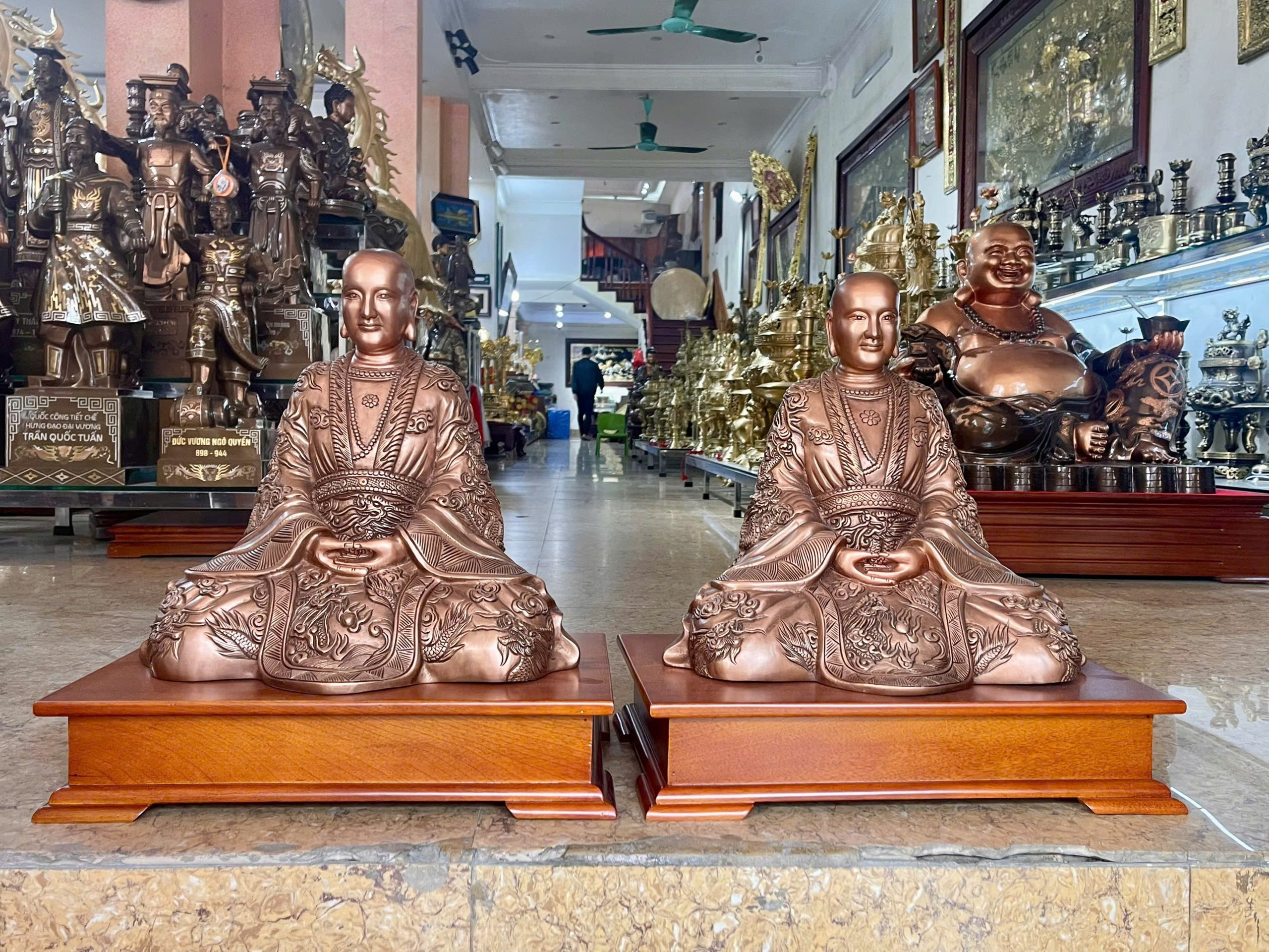Tượng được chế tác từ đồng đỏ thanh khiết, đảm bảo độ bền