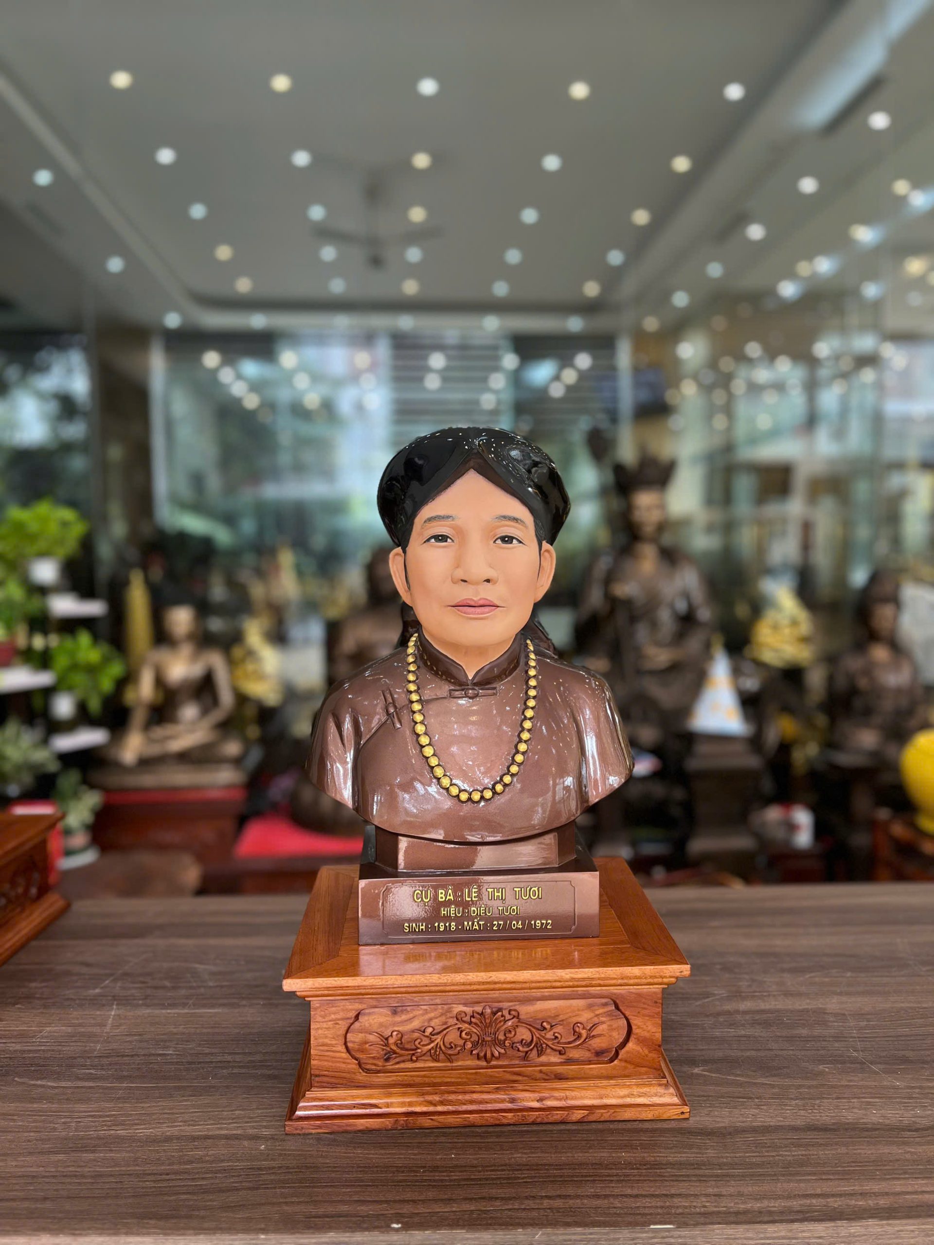 Tượng Cụ Bà