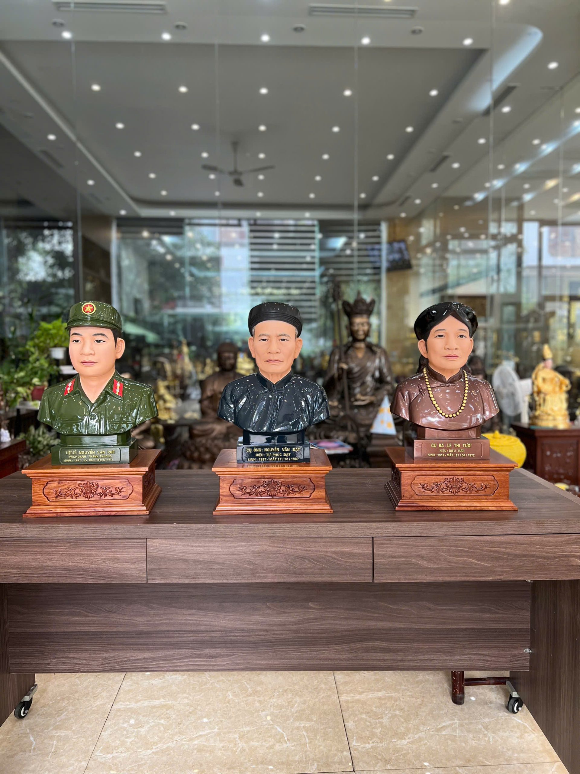 Hoàn thiện và bàn giao 3 pho tượng truyền thần tô phấn diện