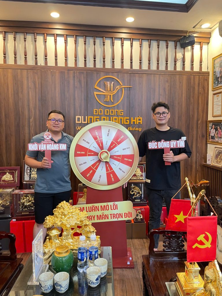 Khách hàng qua cửa hàng mua bộ đồ thờ ngũ sự bằng đồng cattut!