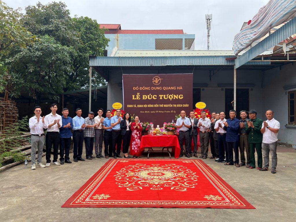 Tiếp đón đoàn khách về xưởng dự lễ đúc tượng Nguyễn Thị Bích Châu