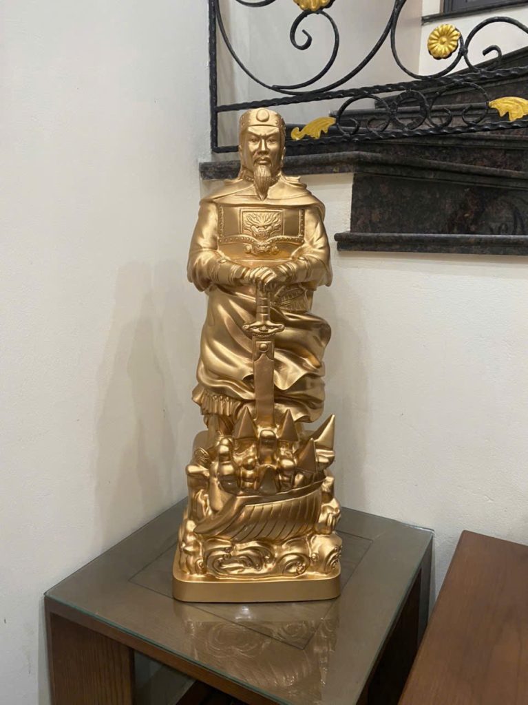 Bàn giao tượng Hưng Đạo Đại Vương Trần Quốc Tuấn cao 90cm cho khách hàng tại Hà Nội