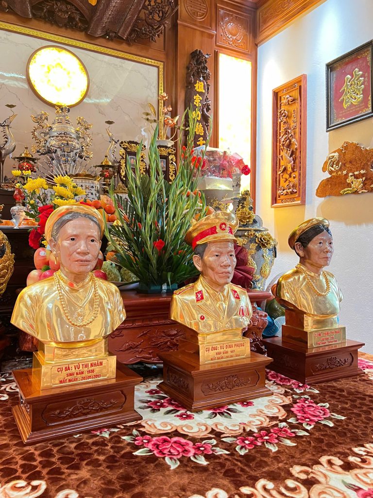 Với chiều cao lý tưởng 48cm, bộ ba pho tượng bán thân bằng đồng sở hữu tỷ lệ rất cân đối