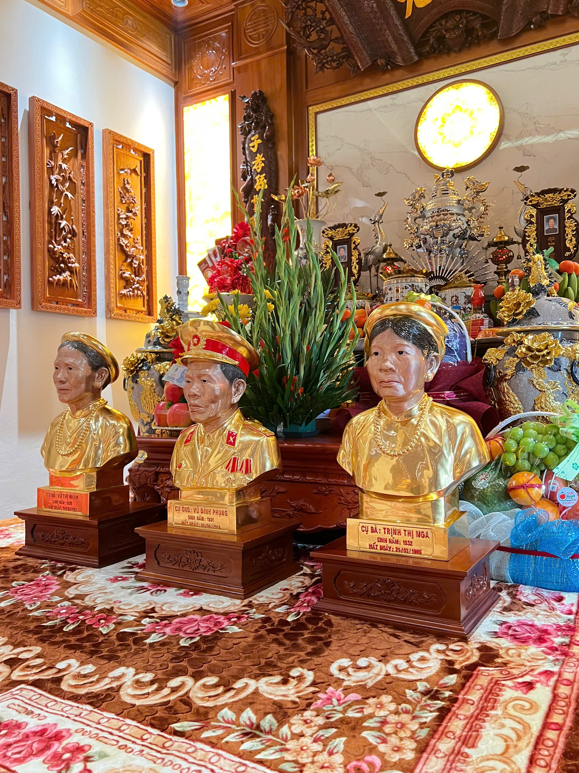 Bộ tượng được dát vàng 24k, mang đến màu sắc sang trọng