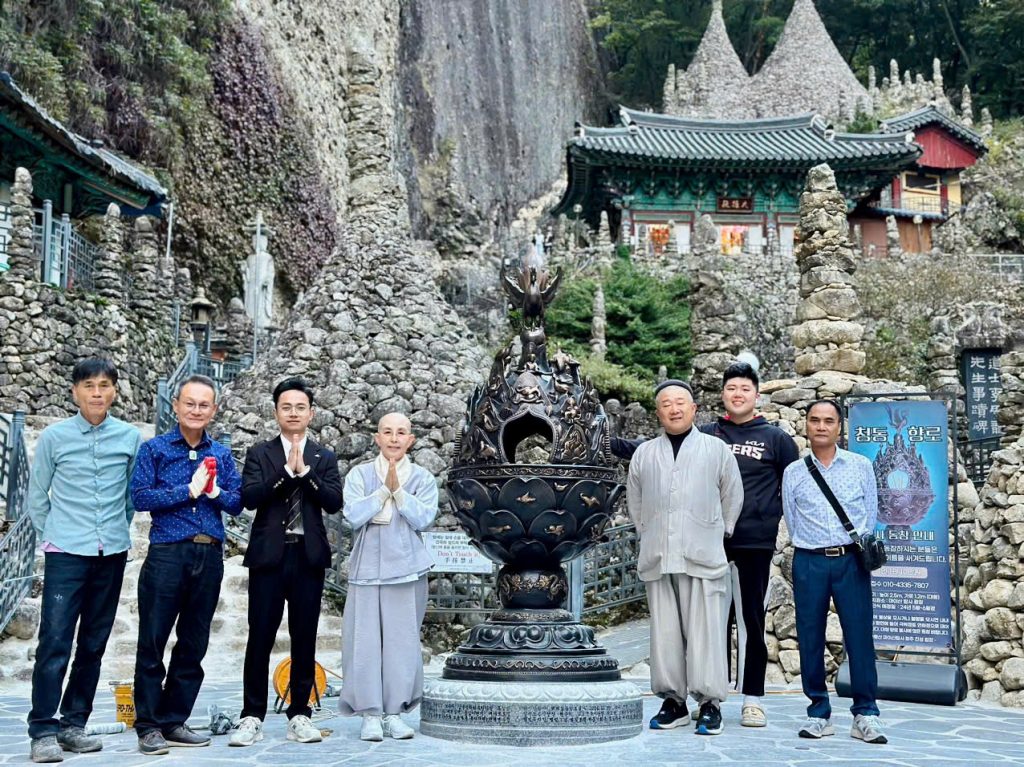 Bàn giao lư hoa sen bằng đồng cao 2,2m tại chùa Tapsa trên núi Maisan, tỉnh Jeolla Bắc, Hàn Quốc