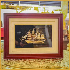 Tranh thuyền bằng đồng dát vàng nền đen kích thước 39x50cm
