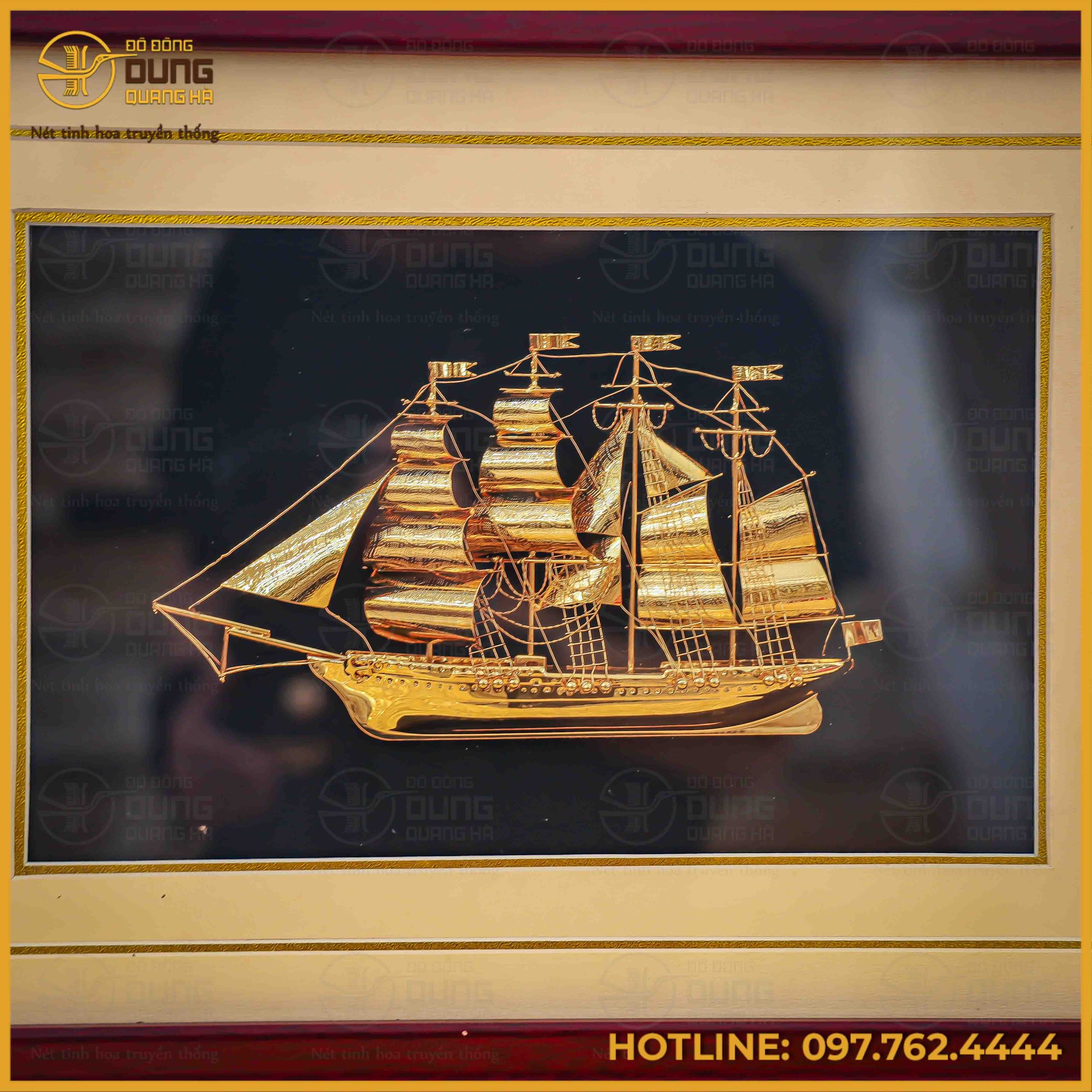 Không gian chính diện của lòng tranh là mô hình một con thuyền buồm cổ được đúc nổi khối vô cùng tinh xảo