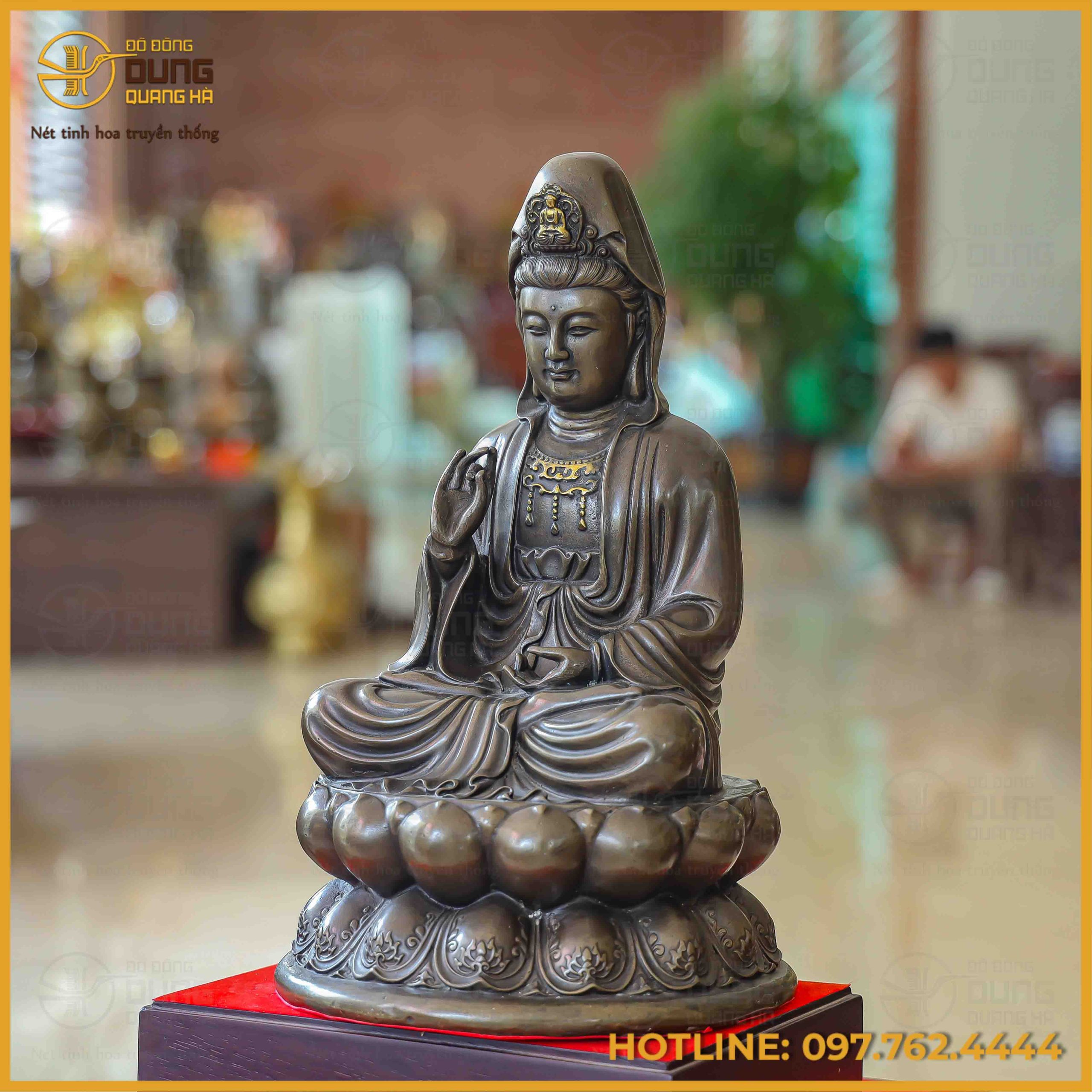 Pho tượng Quan Âm Bồ Tát mang trên mình sắc nâu giả cổ thâm trầm và trang nghiêm
