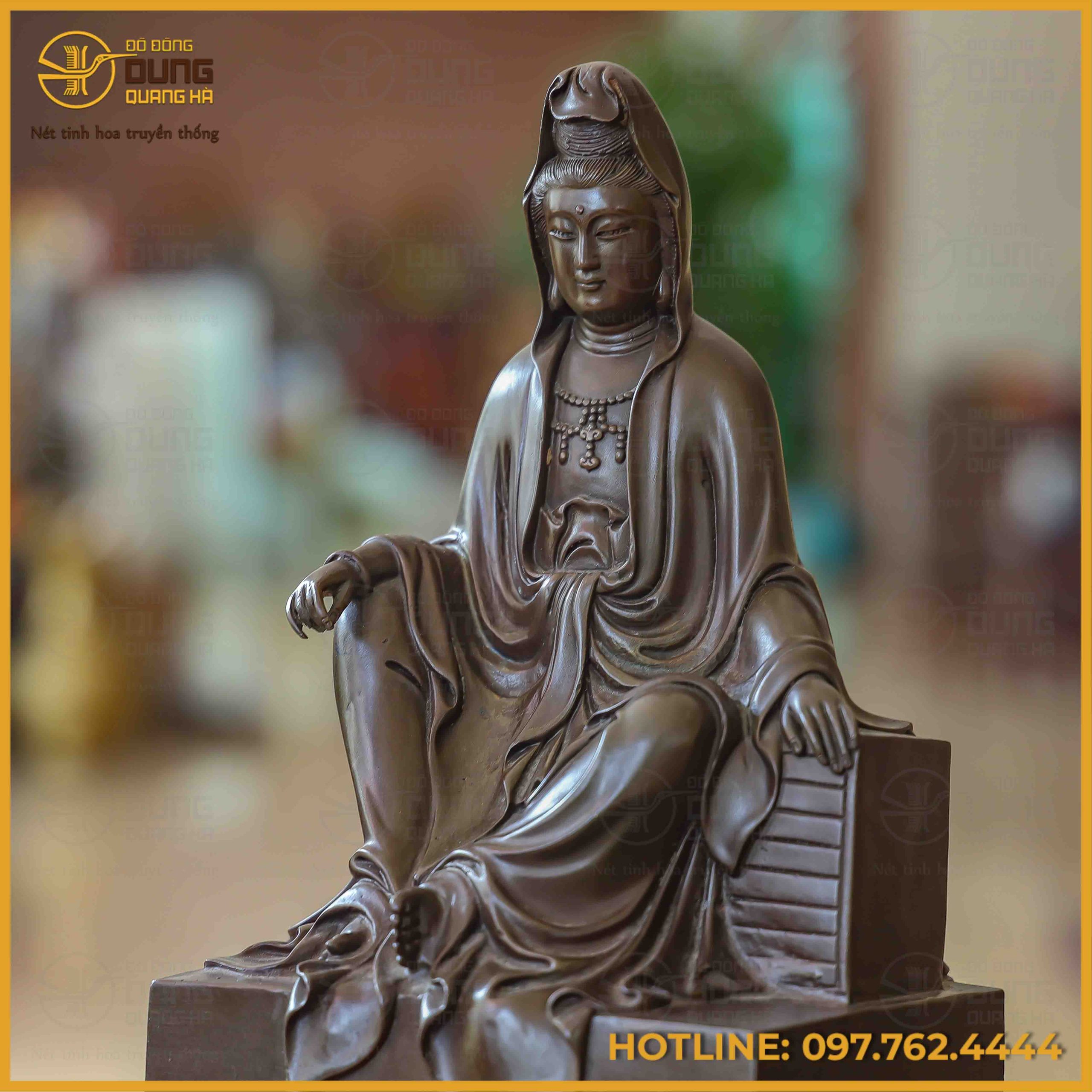 Tư thế tay và chân của Ngài được diễn tả rất sinh động, tạo nên nét tự tại đặc trưng của tác phẩm