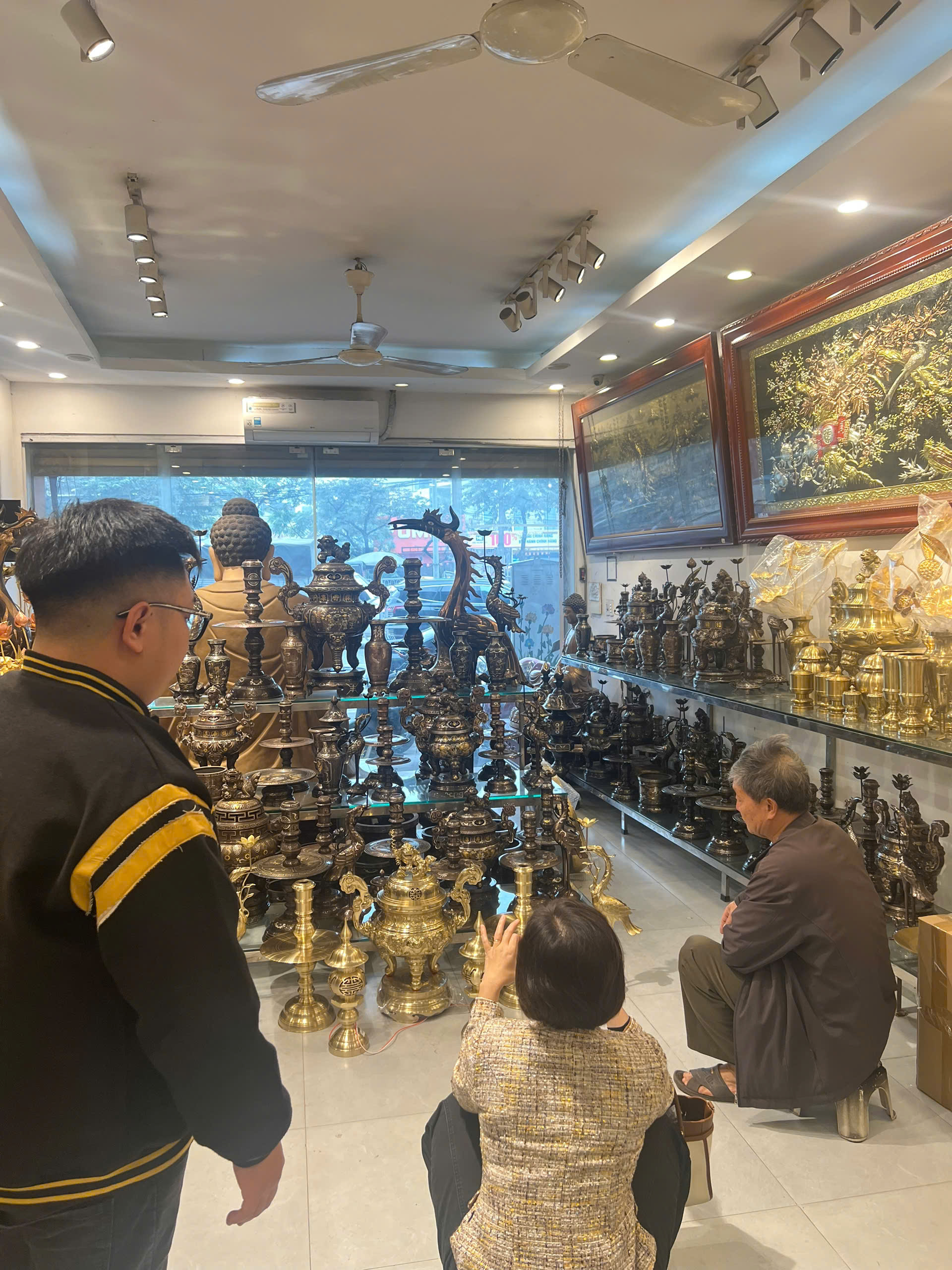 Khách hàng tới showroom tham khảo bộ ngũ sự bằng đồng catut