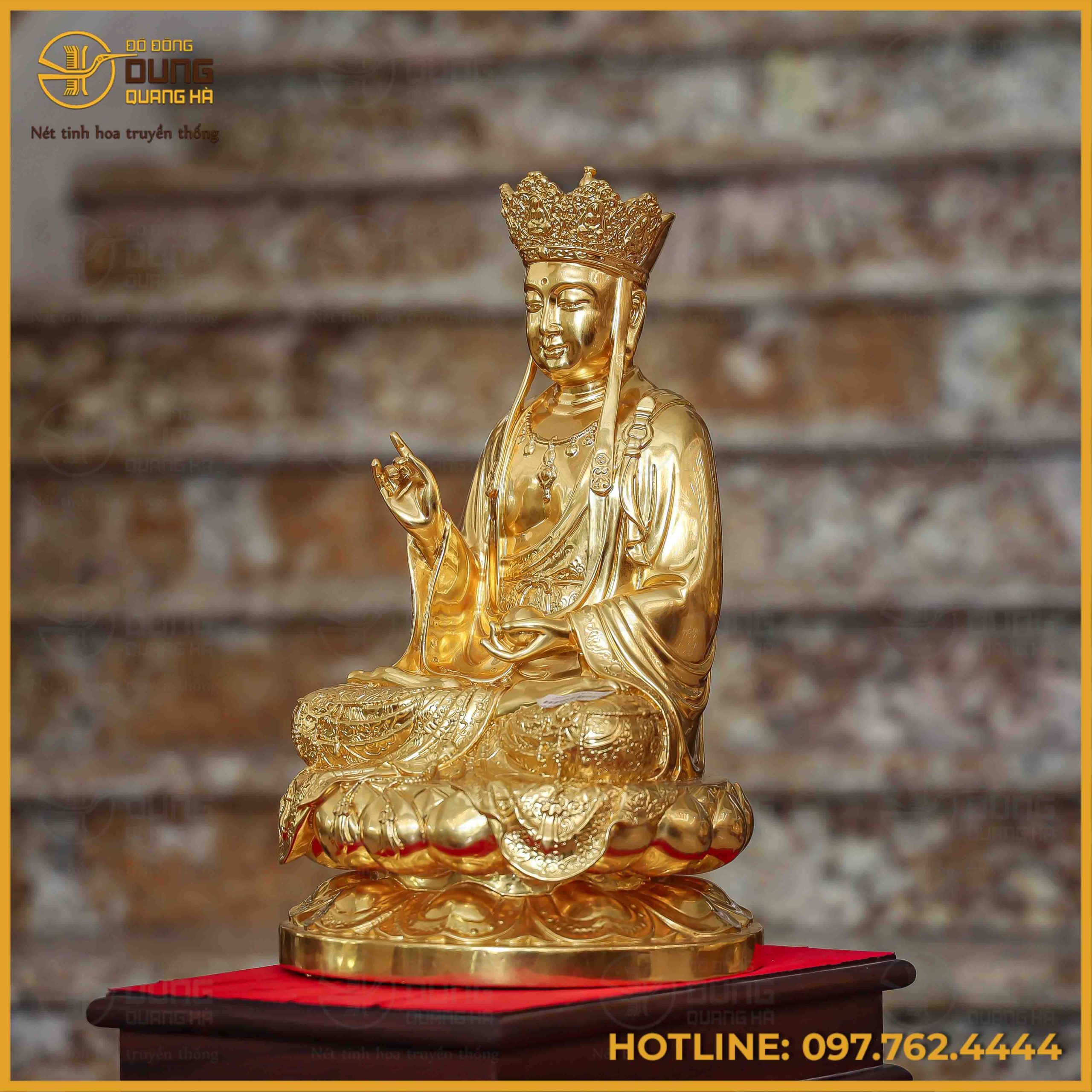 Pho tượng Địa Tạng Vương Bồ Tát cao 40cm tỏa ra sắc hoàng kim rực rỡ nhờ lớp vàng lá 9999 được dát phủ vô cùng tinh xảo