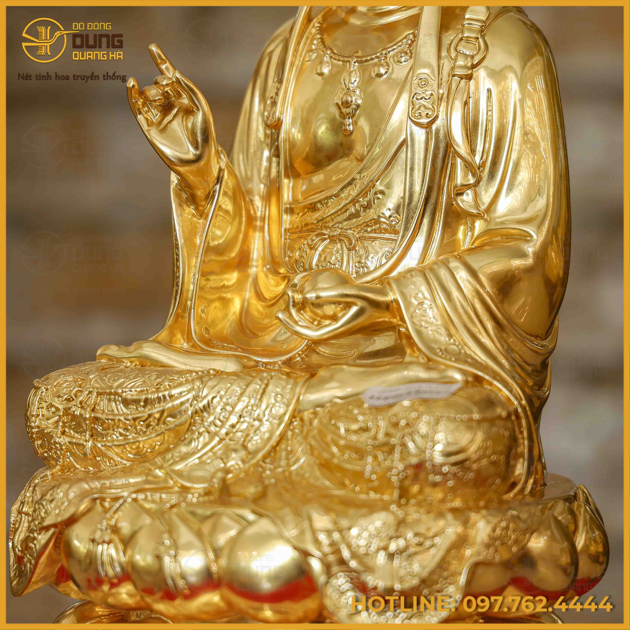 Thế tay của Bồ Tát được khắc họa rất đối xứng và sinh động ở chính giữa cơ thể
