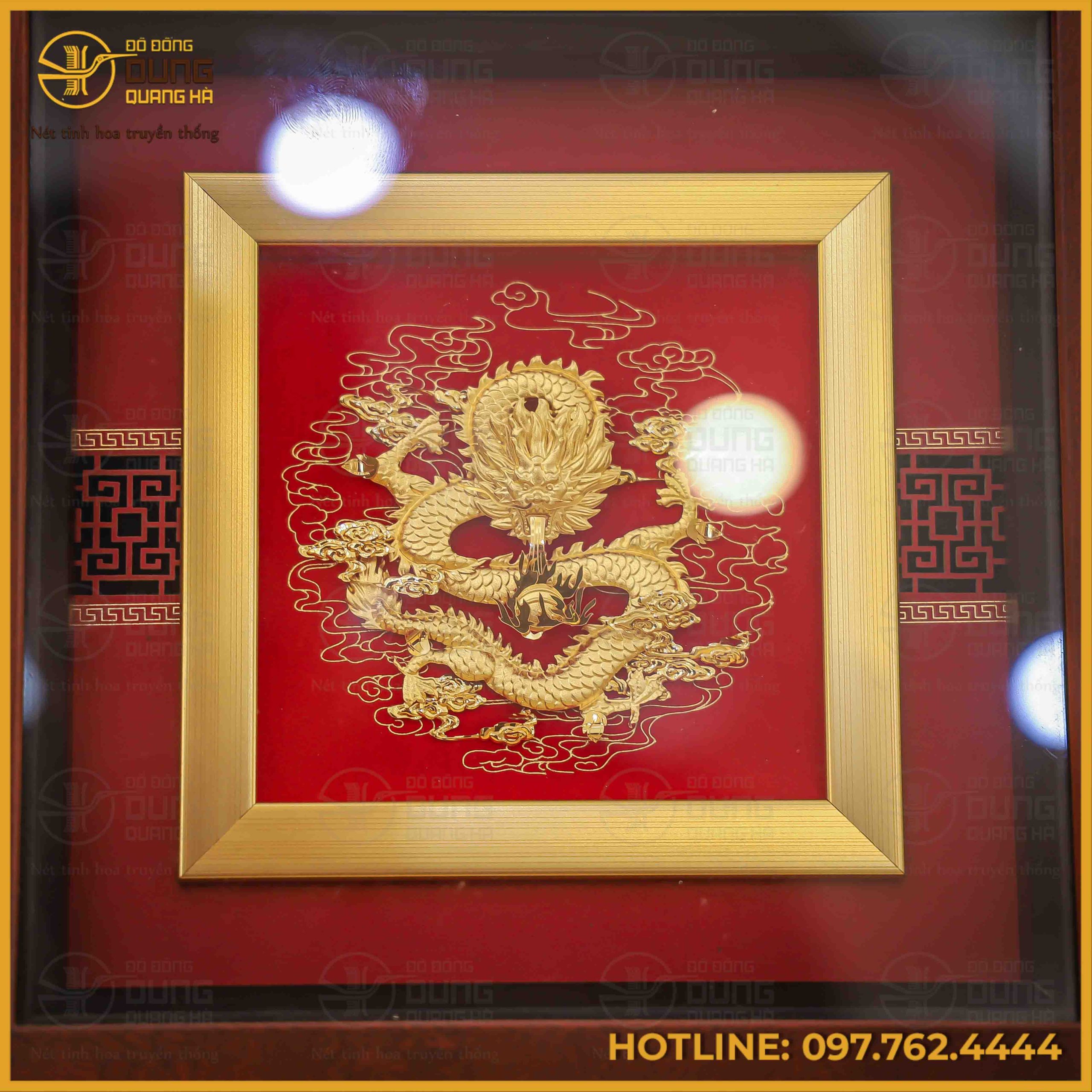 Bức tranh gây ấn tượng mạnh mẽ bởi hình ảnh thần rồng uốn lượn được dát vàng rực rỡ