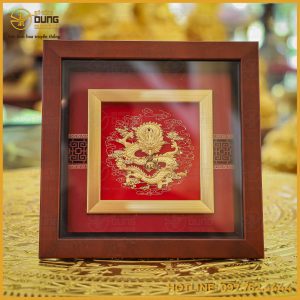 Tranh rồng quà tặng bằng đồng dát vàng nền đỏ kích thước 23x23cm