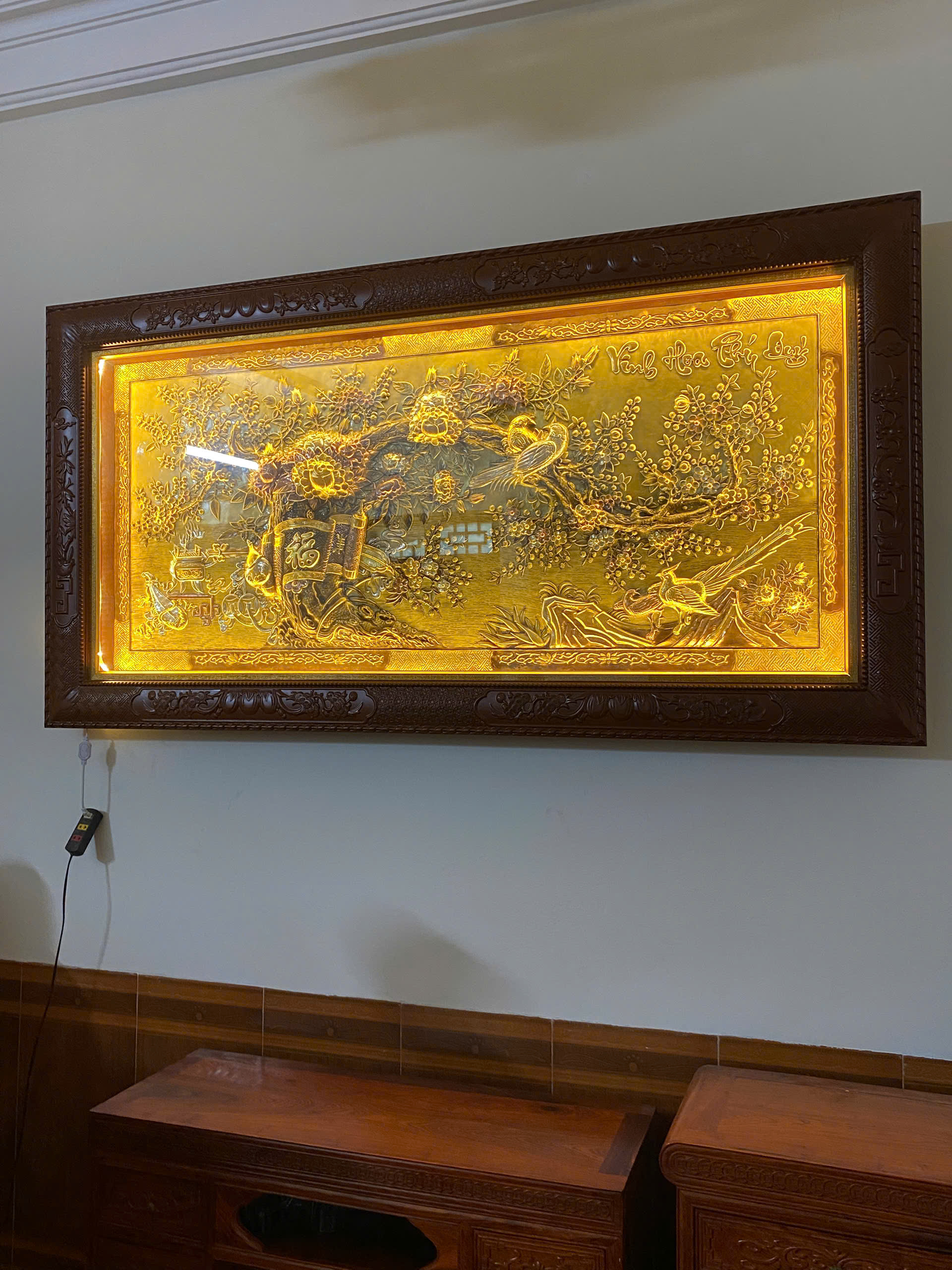 Tranh được hoàn thiện bằng phương pháp làm màu giả cổ