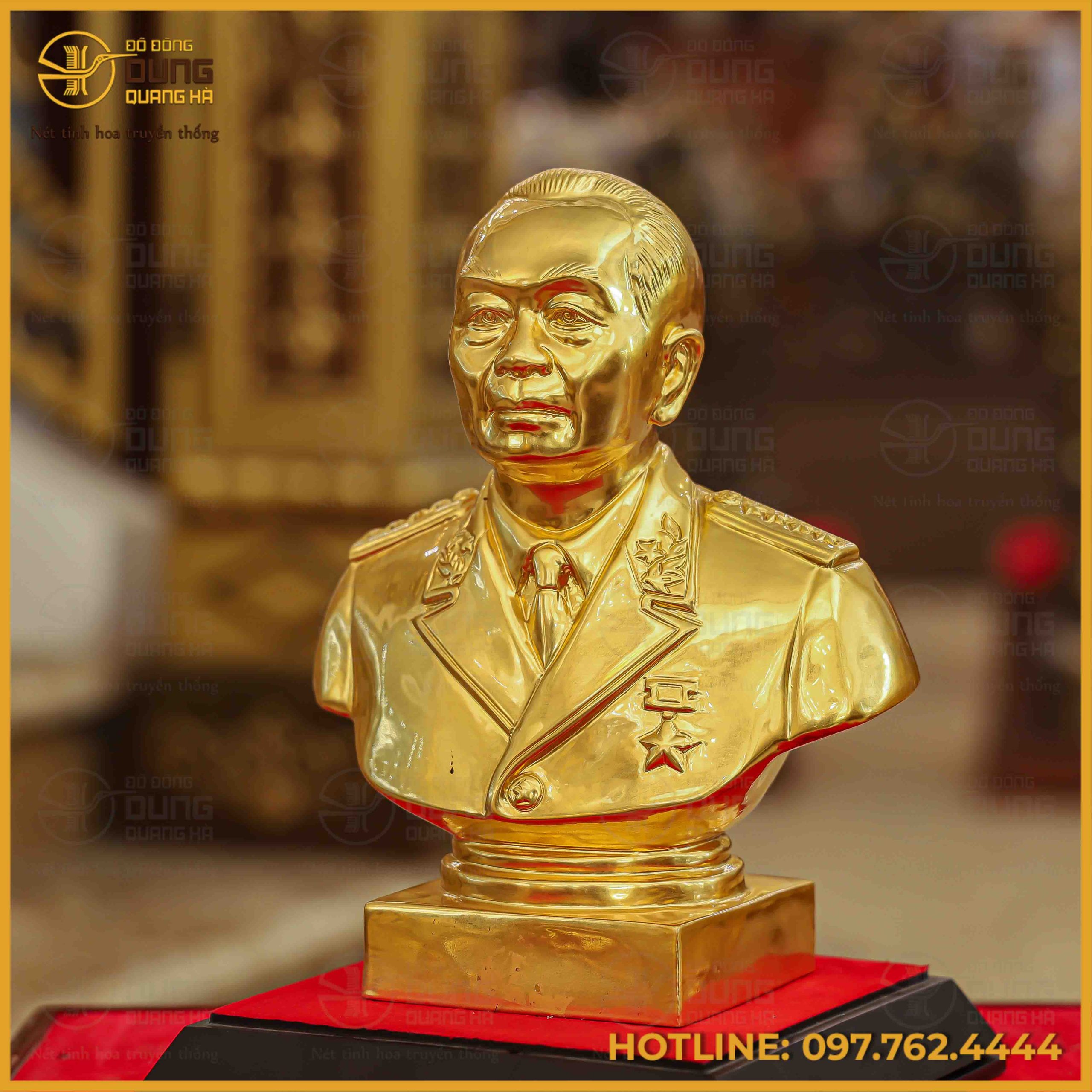 Pho tượng bán thân Đại tướng Võ Nguyên Giáp gây ấn tượng sâu sắc bởi lớp vàng lấp lánh bao phủ toàn bộ bề mặt