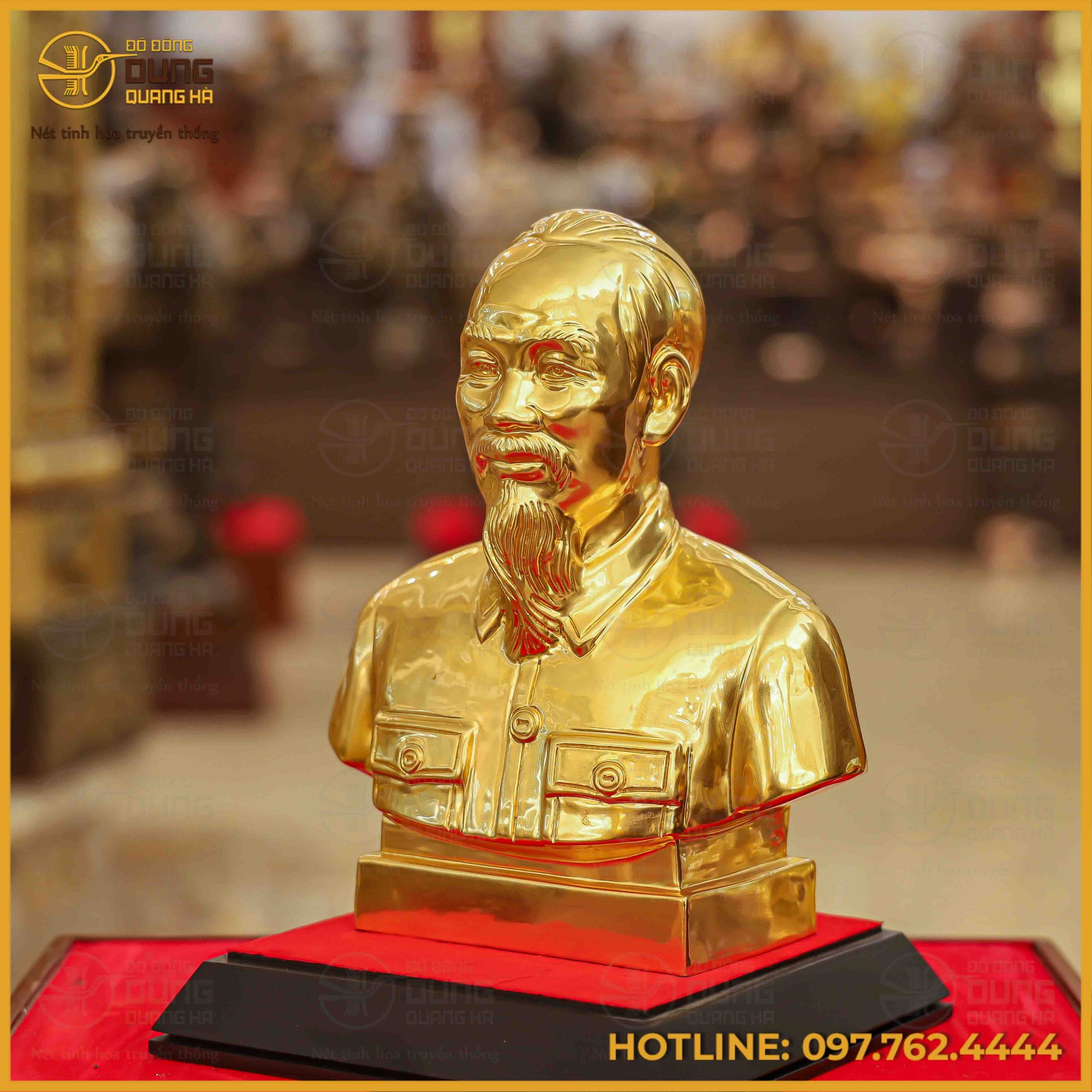 Pho tượng bán thân Bác Hồ tỏa ra ánh hoàng kim vô cùng lộng lẫy và trang nghiêm