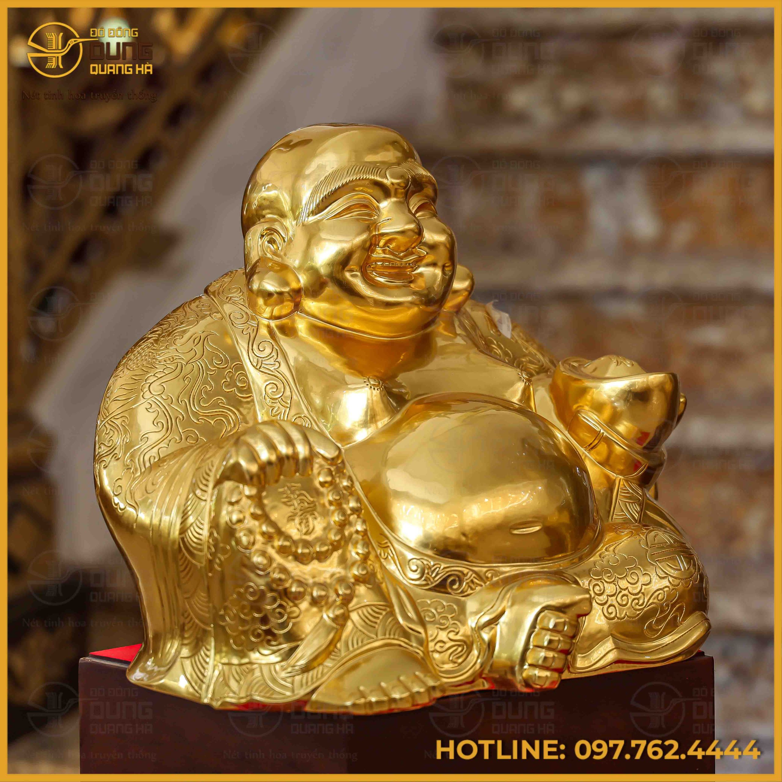 Pho tượng Phật Di Lặc bằng đồng đỏ được khoác lên mình một lớp dát vàng 9999