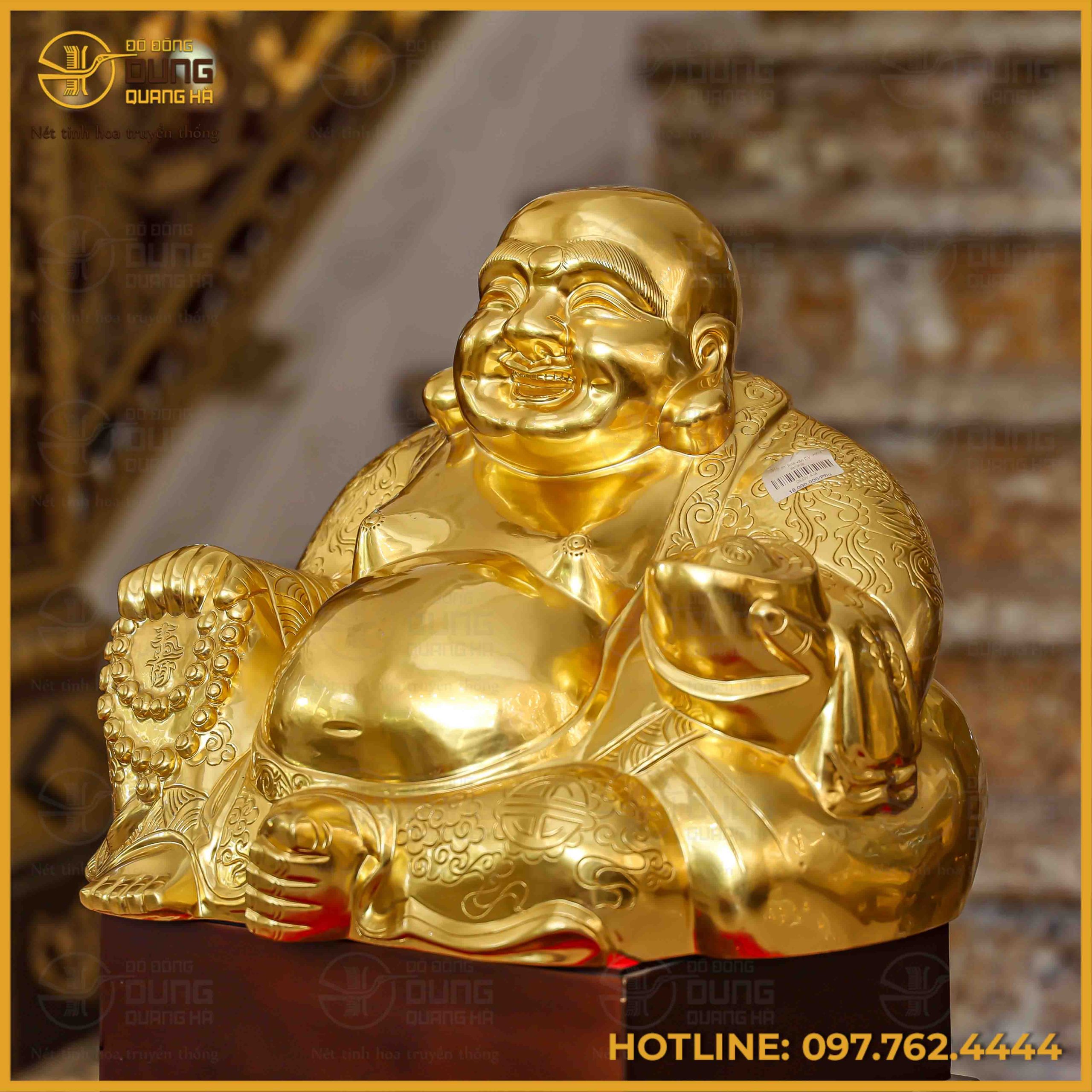 Trang phục khoác trên người Ngài là tấm áo choàng rộng thả lỏng