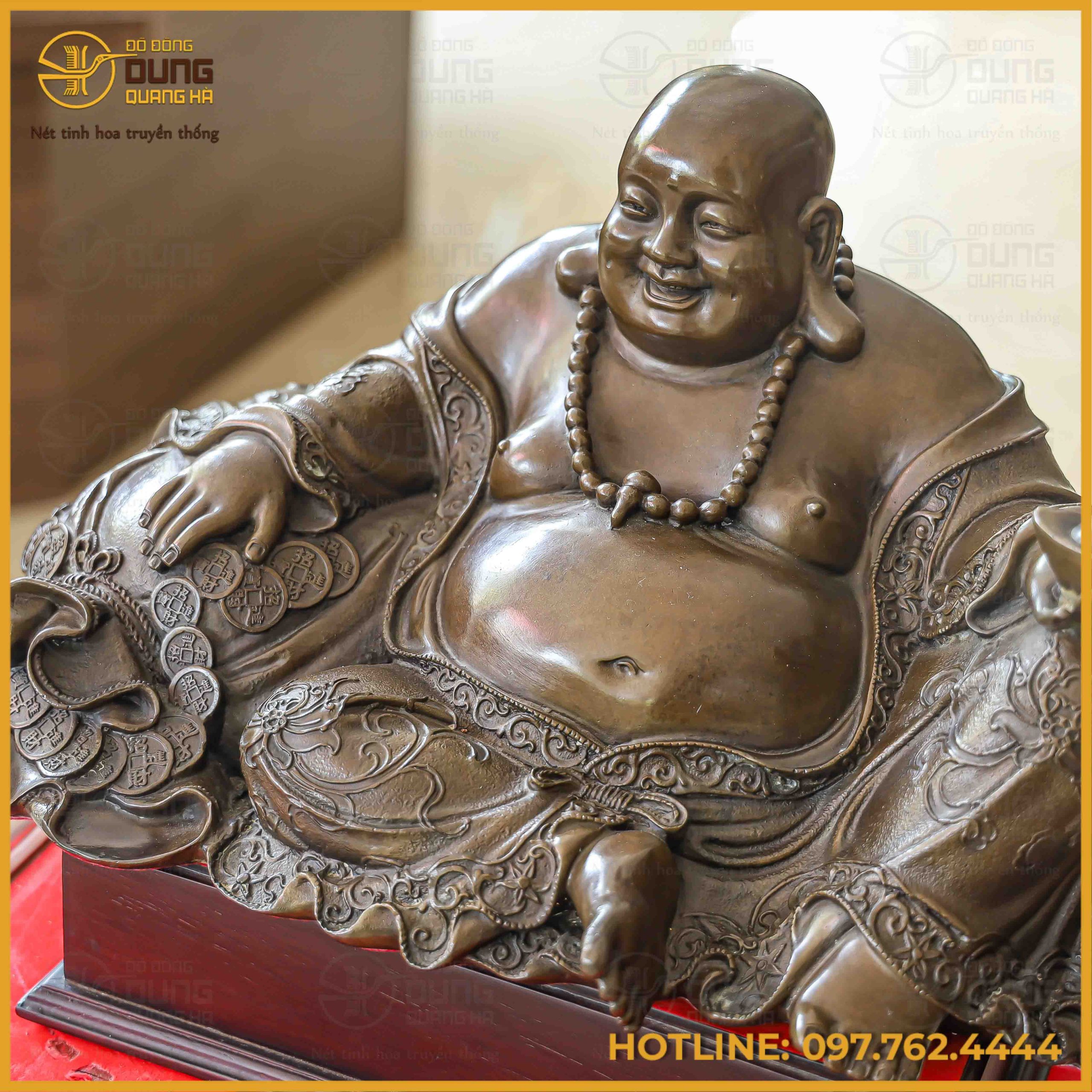 Trang phục khoác trên người Ngài là tấm áo choàng rộng thả lỏng, vạt áo rủ nhẹ