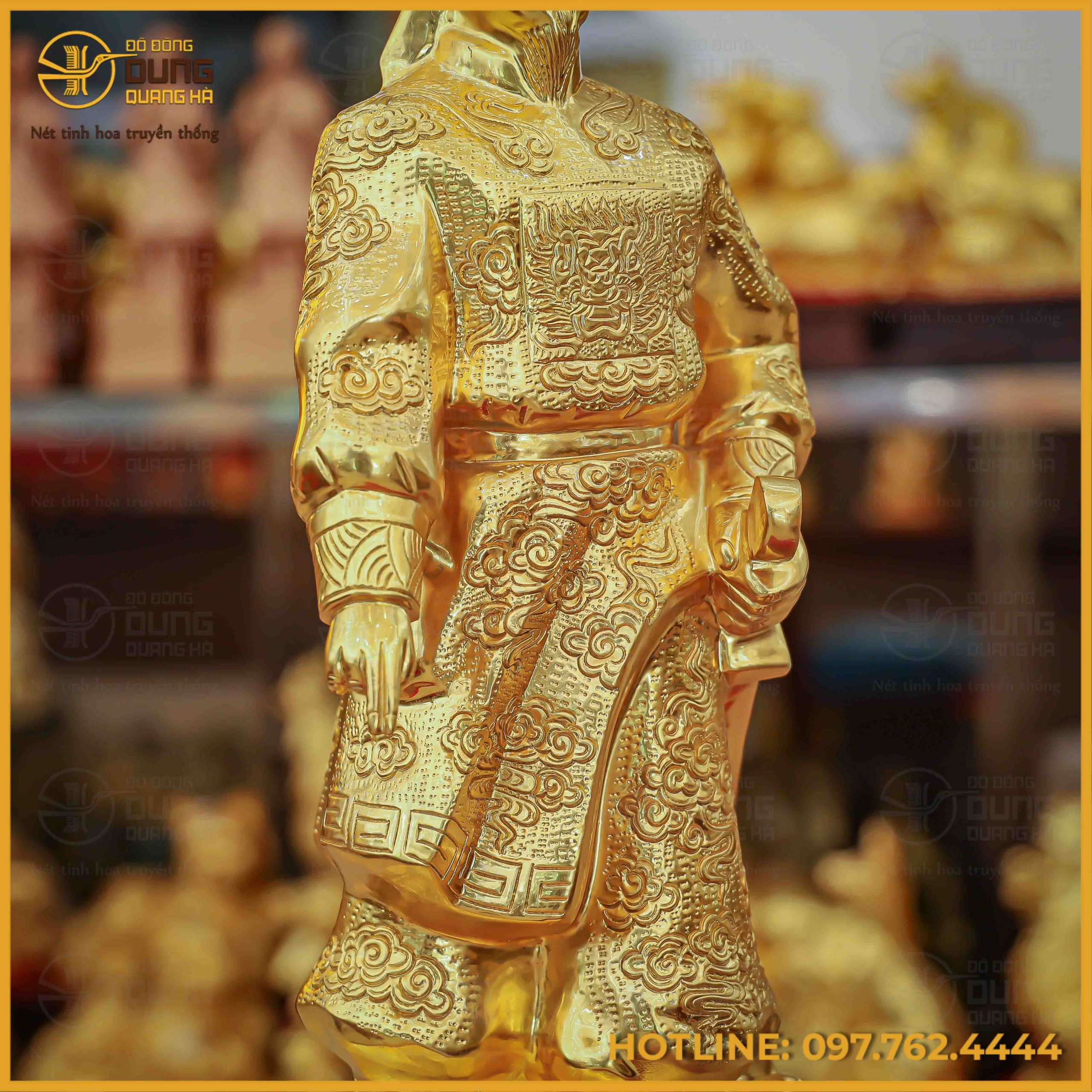 Phần thân tượng nổi bật với bộ trang phục triều đình được chạm khắc tỉ mỉ