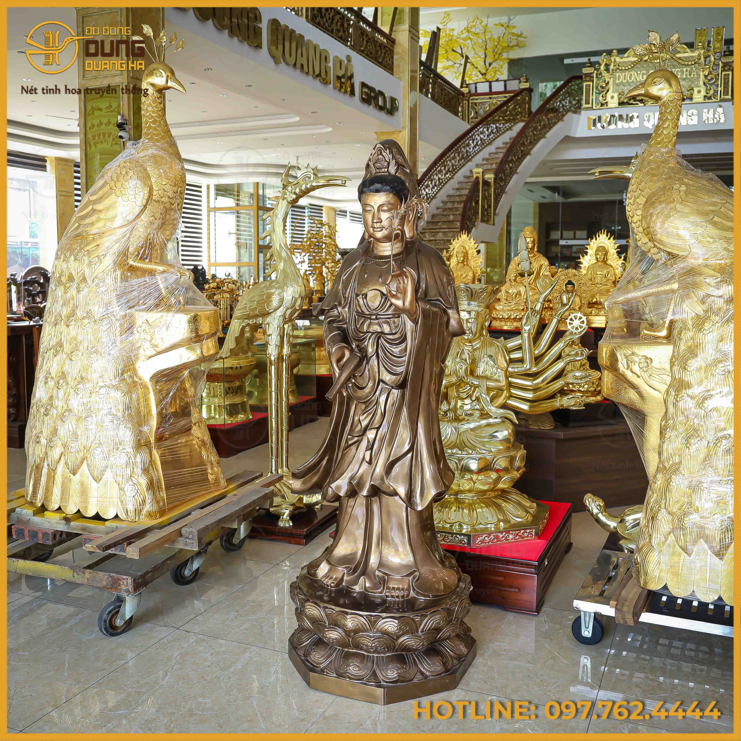 Tác phẩm khoác lên mình sắc nâu đỏ trầm mặc mang lại cảm giác vô cùng thiêng liêng và tĩnh tại