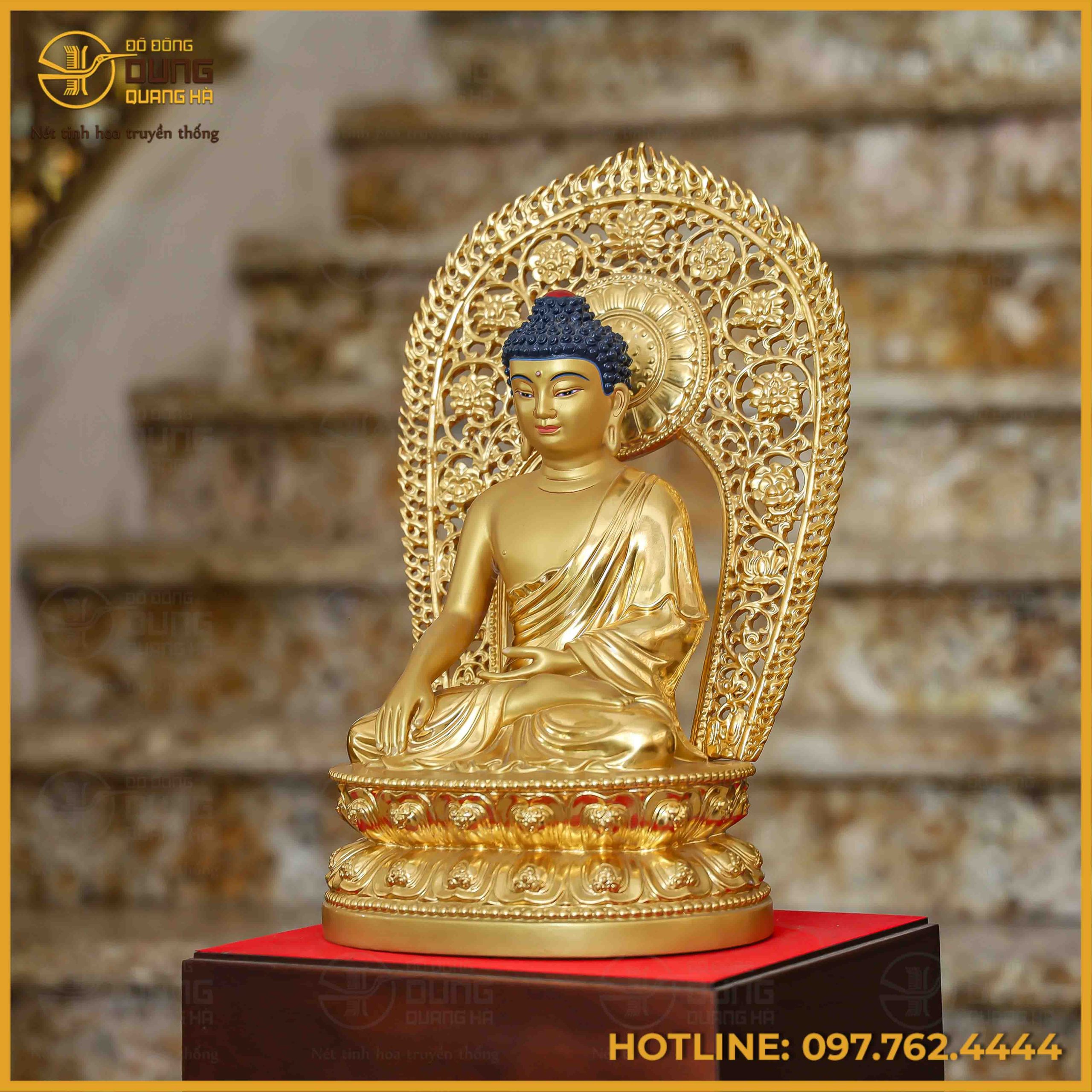 Pho tượng Phật Thích Ca phong cách Nepal tỏa ra sắc hoàng kim vô cùng lộng lẫy