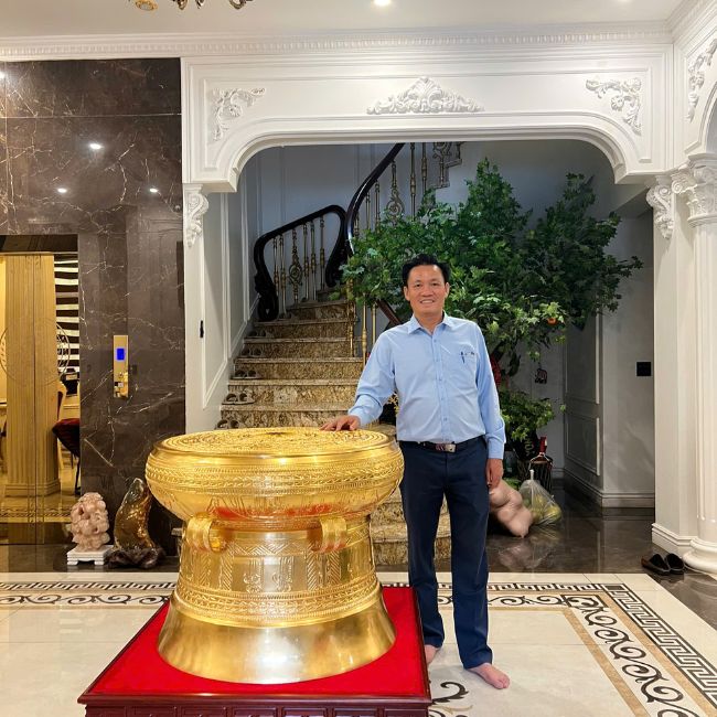Bàn Giao Quả Trống Đồng 80cm Dát Vàng Và Đôn Gỗ Hương Cho Khách Hàng Chủ Hiệp Hội Doanh Nghiệp Yên Bái