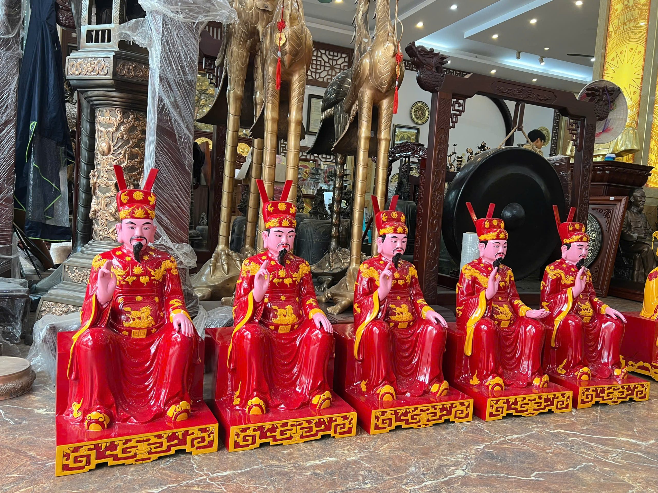 Màu sắc tươi sáng, trang nghiêm