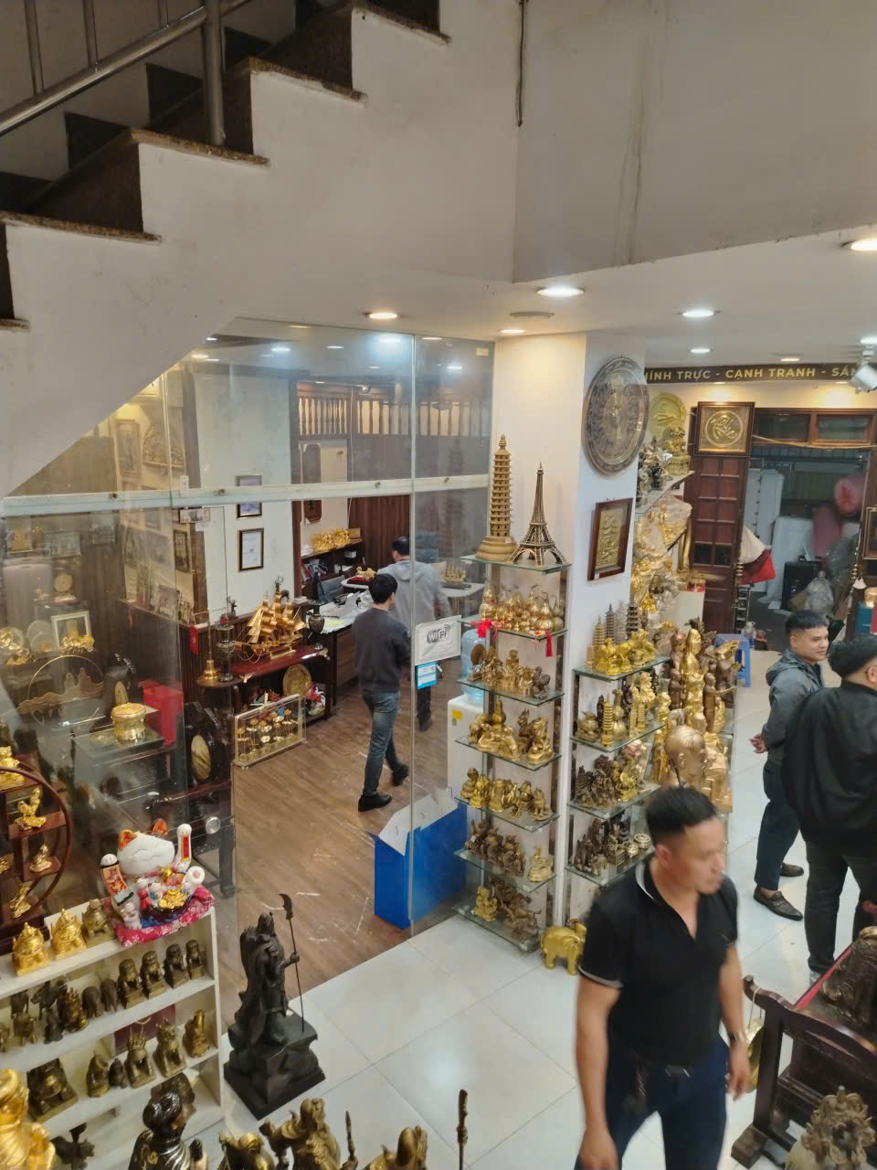 Khách hàng tới tham quan và mua sắm tại showroom đồ đồng Dung Quang Hà