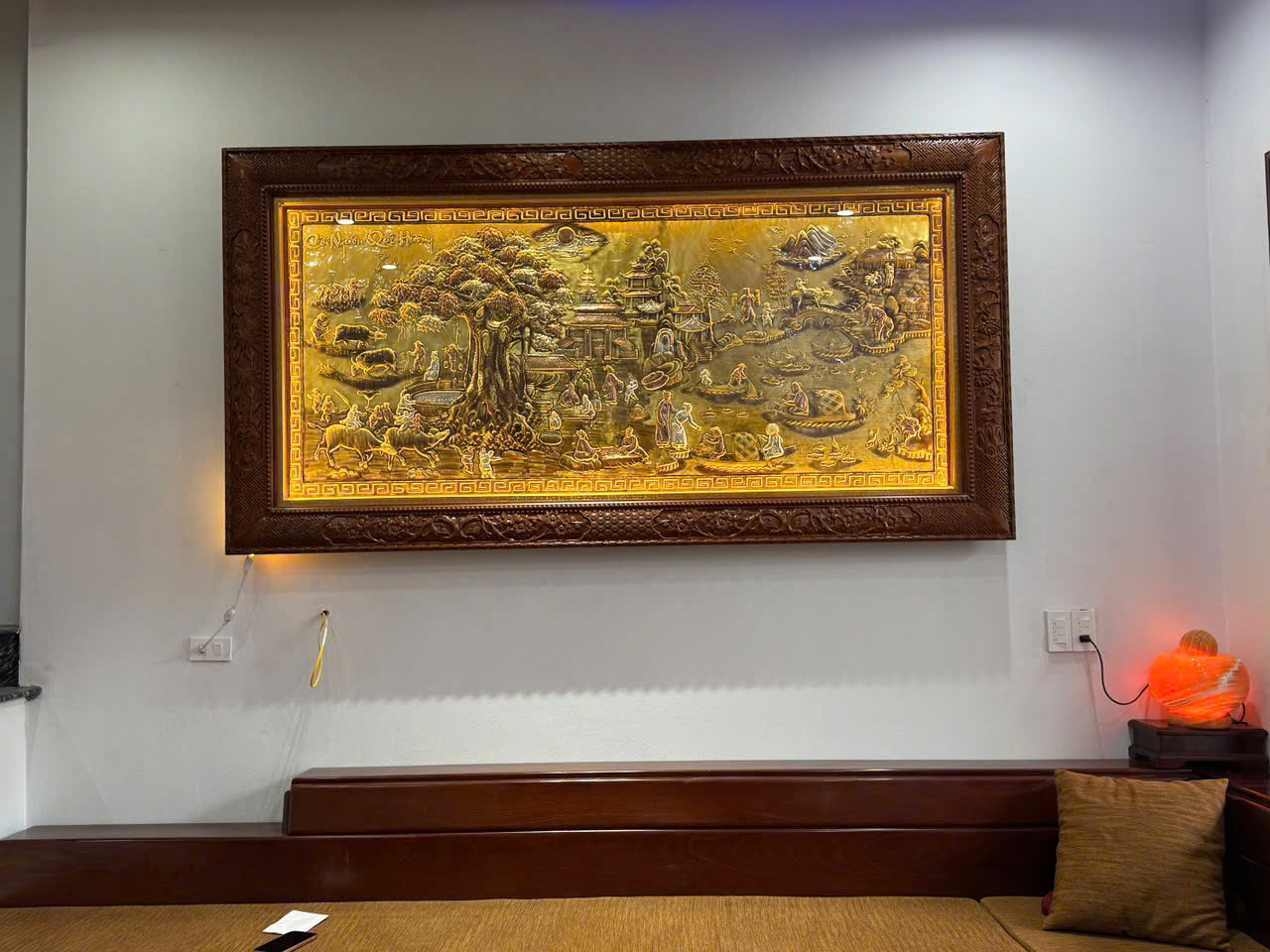 Bàn giao và lắp đặt tranh cội nguồn quê hương 2m3 x 1m2 cho khách hàng tại Ninh Bình
