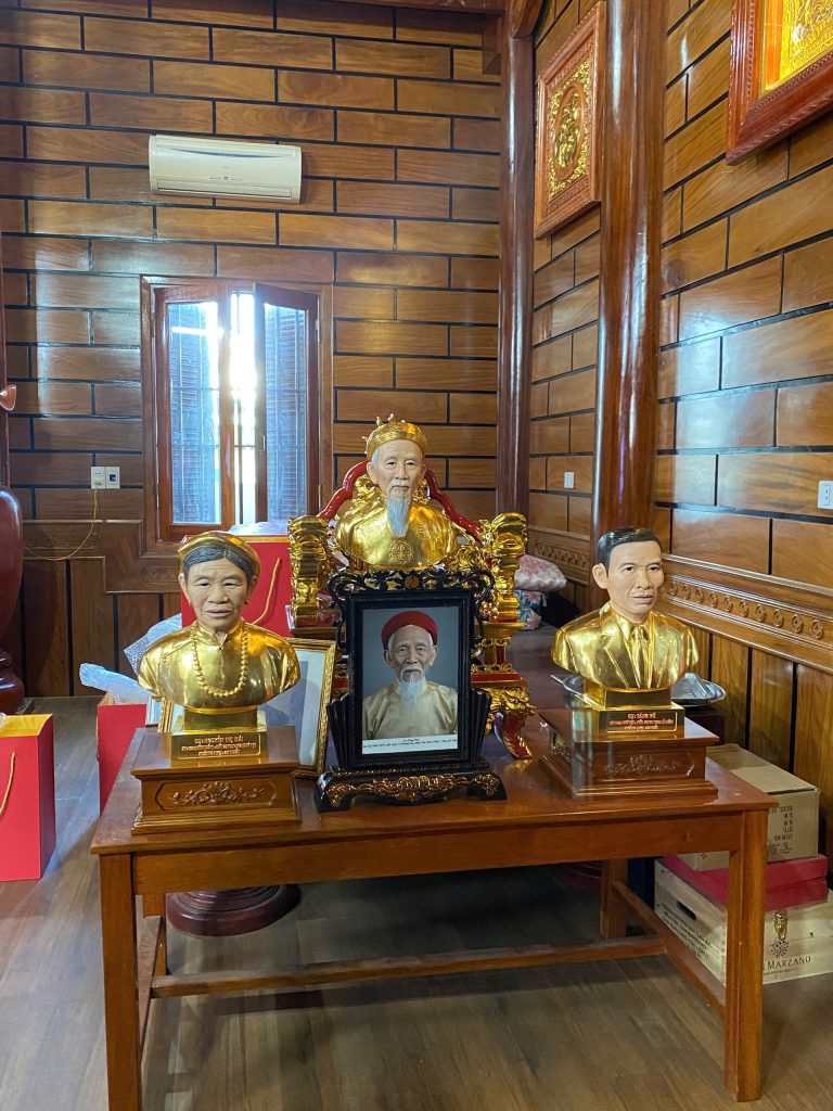Bàn giao tượng truyền thần dát vàng tại Nghệ An