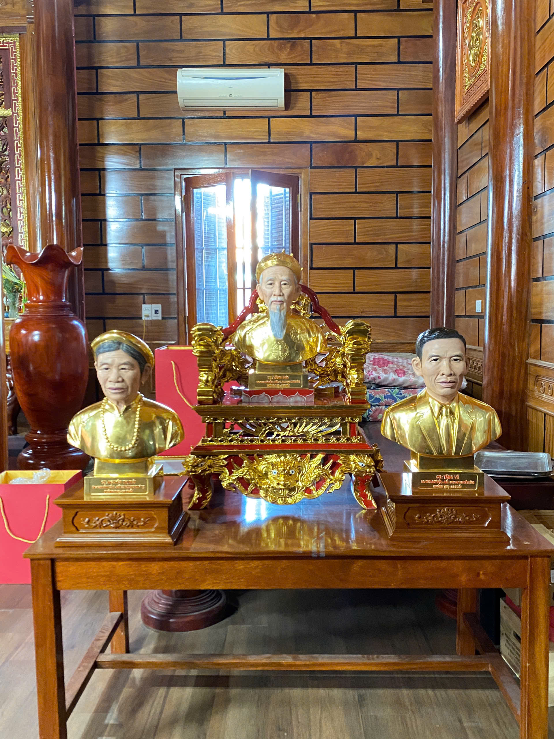 Bàn giao tượng truyền thần dát vàng tại Nghệ An