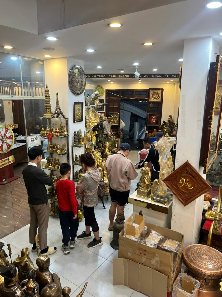 Khách hàng ghé cửa hàng Dung Quang Hà vào ngày cuối tuần